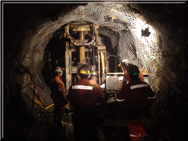 Mineros de la mina de El Teniente durante la instalacin de mallas protectoras en los tneles. Gentileza del autor.