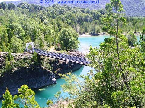 Puente sobre el Ro Puelo, anterior a la desembocadura del Ro Ventisquero en el Puelo.